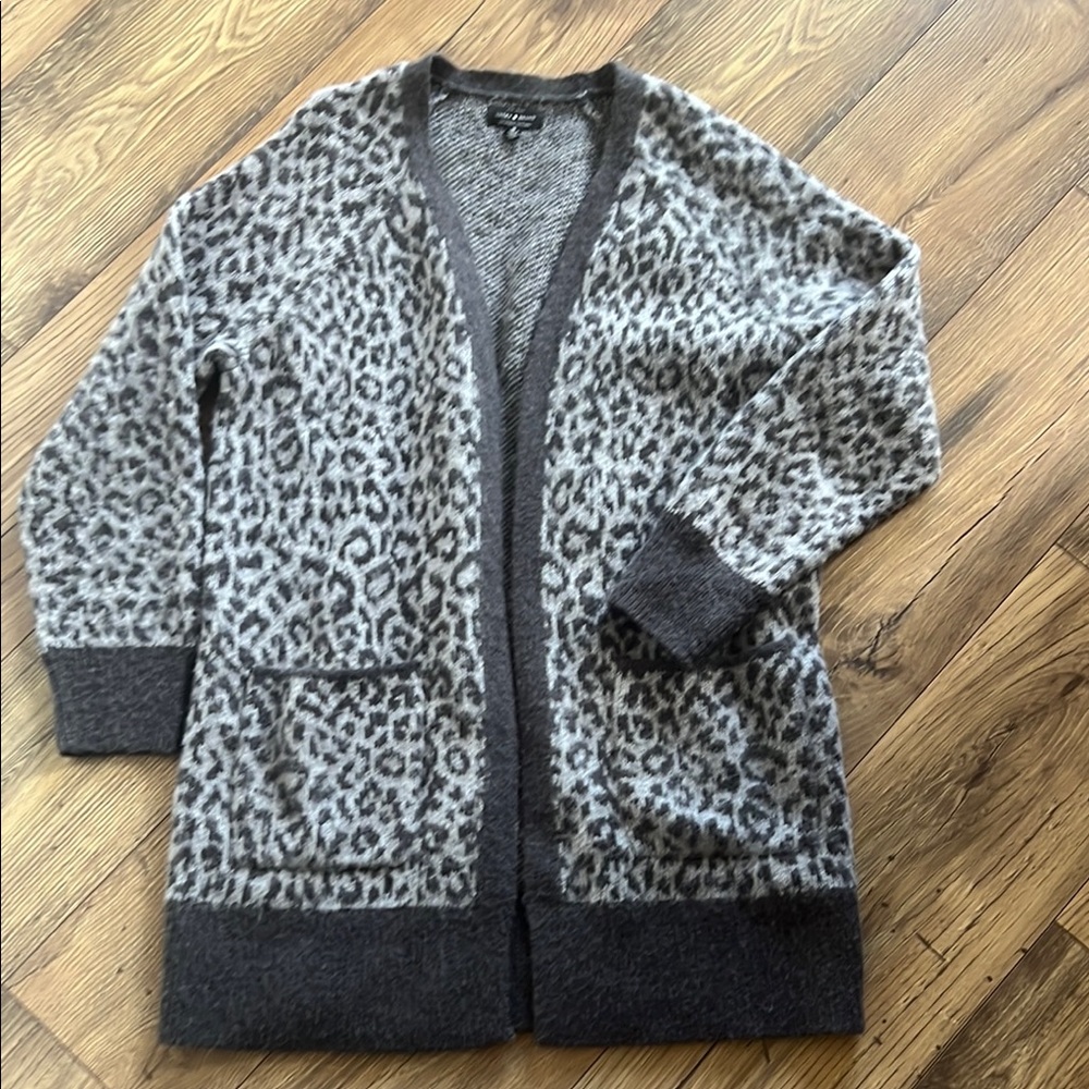 Gray Leopard Print Women's Sweater Size Medium